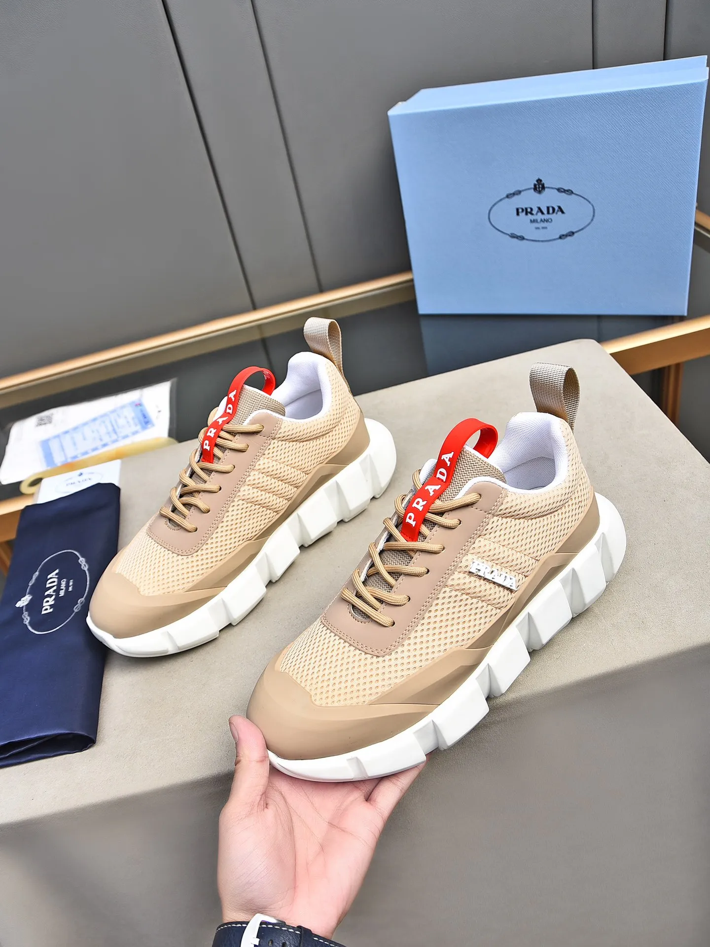 Men's shoes 💰480 PRADA/Prada men's lace-up casual sports shoes, the upper is made of cowhide leather and breathable mesh. It is soft, comfortable and breathable. The tongue is decorated with the PRADA brand letter logo. The thick rubber sole echoes the red label tongue. The style is fashionable and generous. The details are carefully crafted. A casual sports shoe with a super fashionable look on the foot. Excellent breathability!  Size: 38-44 (45 46 customized)